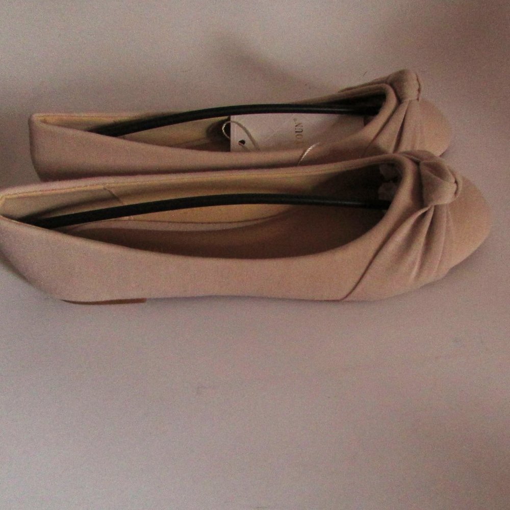 Creme colored flats - Picture 2 of 2